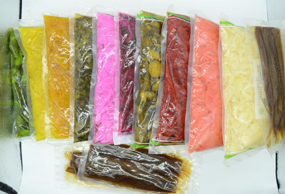 1000g 절편된 게르킨 오이 피클은 달콤한 오이 조각을 소금물에 절였습니다